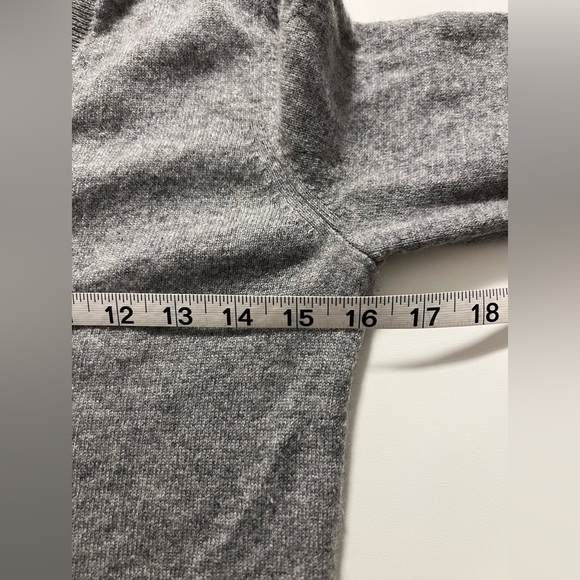 Holt Renfrew 100% Cashmere V-neck Sweater Sz XS - Picture 6 of 7